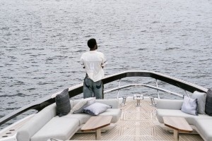 康复&amp;放松两不误！欧文晒出游照 私人飞机游艇全都有