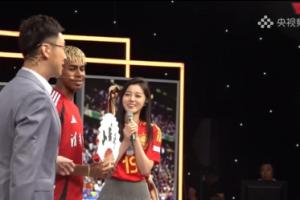 开云娱乐-亚马尔做客天下足球收到折扇，女球迷教亚马尔用中文念小孩哥