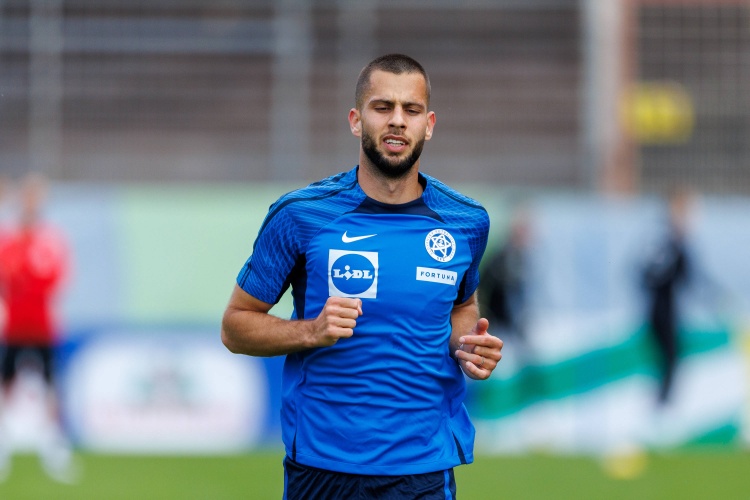 更新防线！米体：国米引进德温特、莱奥尼略不顺，也在考虑汉茨科