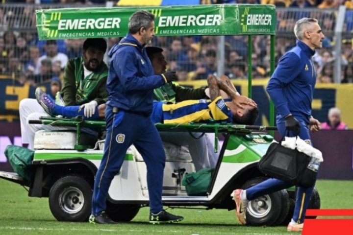 真狠！37岁迪马利亚回归阿根廷首秀伤退，被对手结结实实踩到小腿