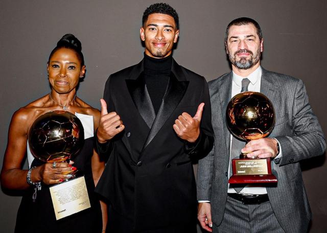 开云在线-贝林厄姆领取金童奖奖杯，50名评委45人选他第1名