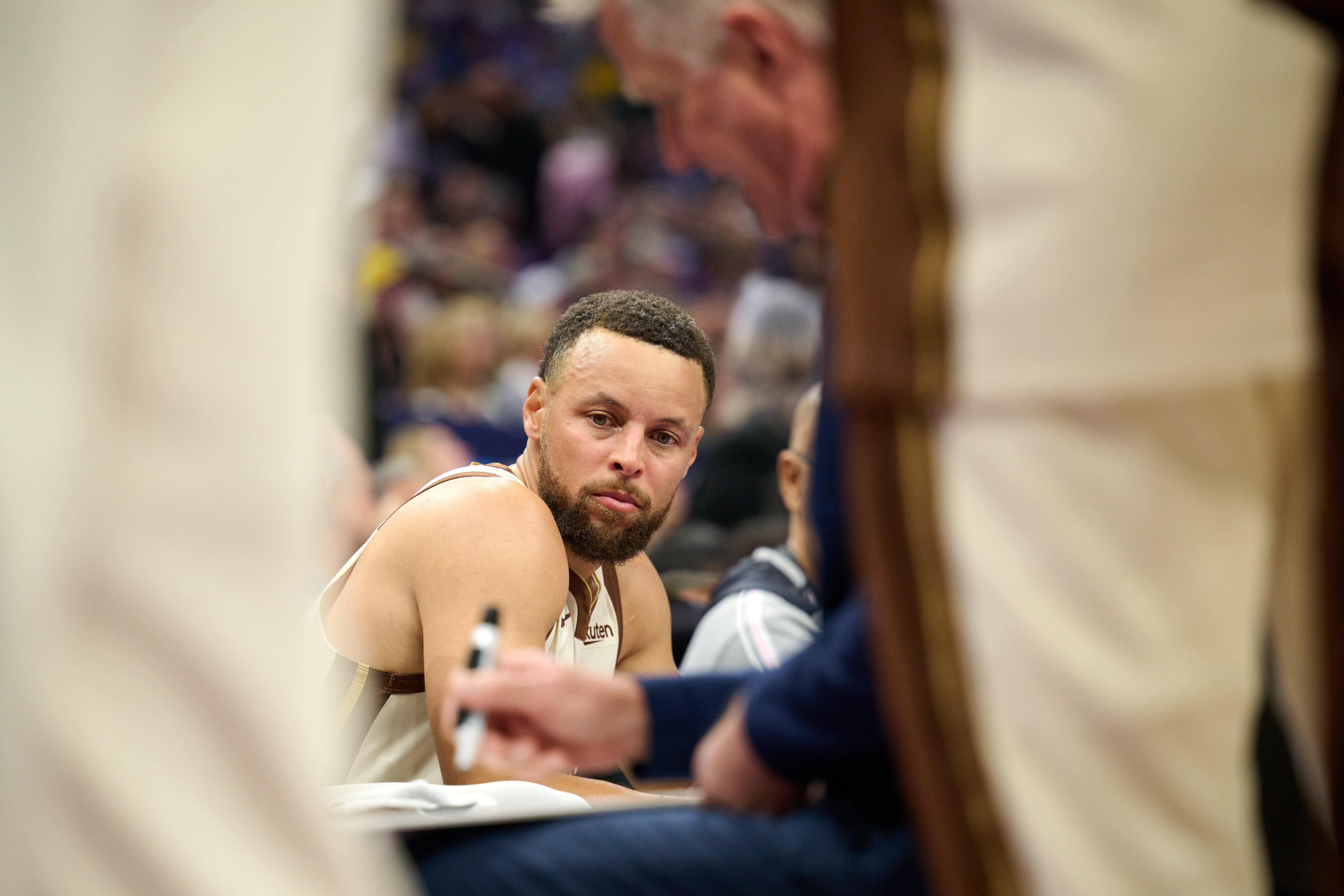 开云官网-伤病影响！库里本季打43场&amp;近6年新低 场均26.6分4.7助&amp;三分39.3%